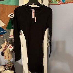 Victoria’s Secret Black Long sleeve black sleep shirt 97% cotton size small